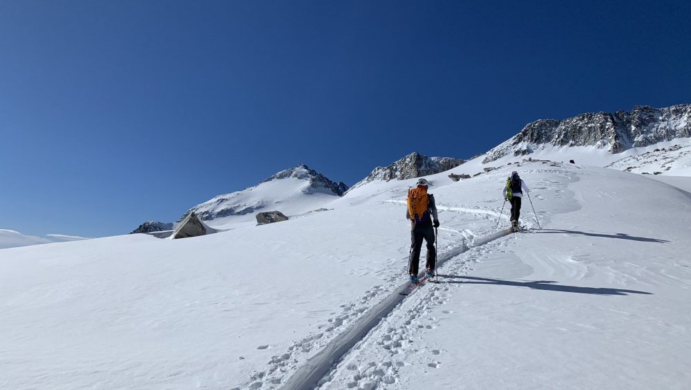 esquí_de_montaña_glaciar_aneto_cima_de_lejos